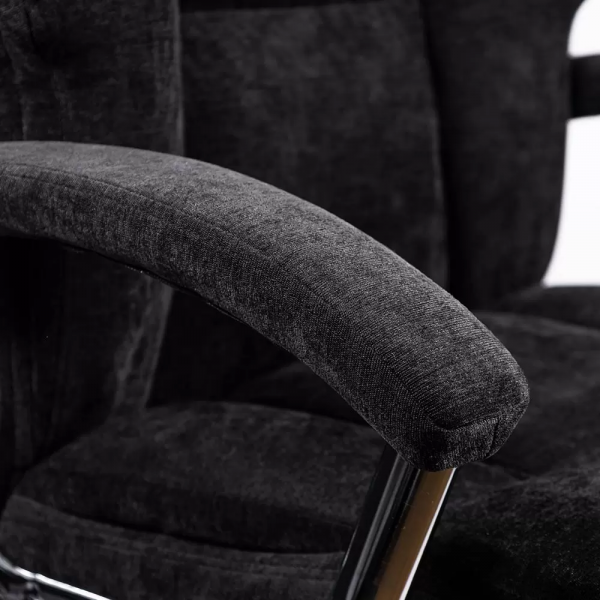 Черен директорски стол.