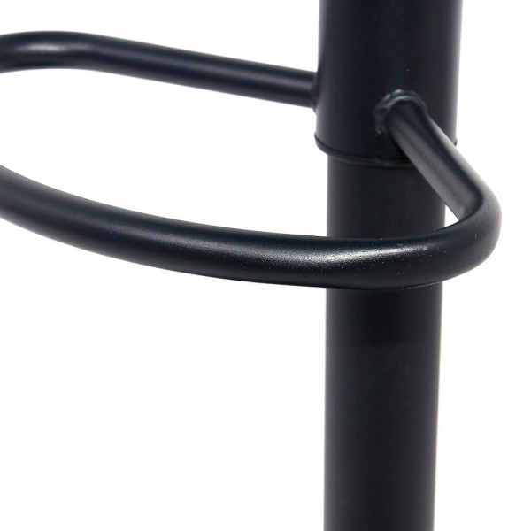 Бар стол в бежов цвят.