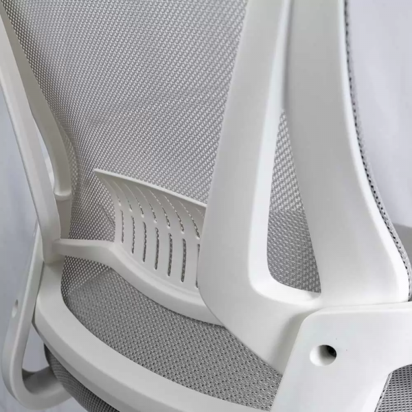 Работен стол в сив цвят.