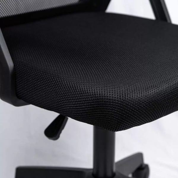 Черен офис стол.