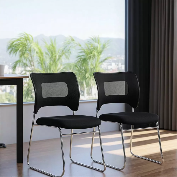 Черен посетителски стол.